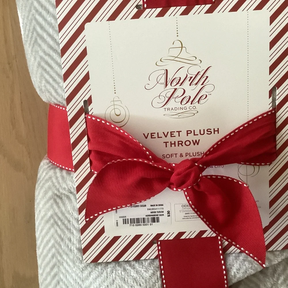 NEW NORTH POLE TRADING COMPANY HOLIDAY VELVET PLUSH THROW BLANKET